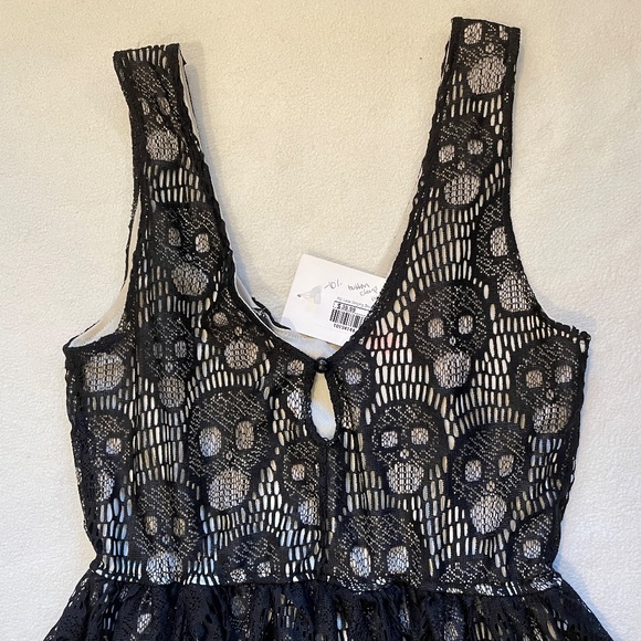 BNWT Audrey 3+1 Black Lace Skull Patterned Mini Dress w/ Ivory Lining Size S - Picture 4 of 5
